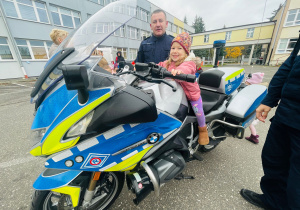 Poznajemy pracę policjanta, czyli wizyta w Komendzie Miejskiej Policji w Koninie na zaproszenie tatusia Piotrusia - gr. XI i XII