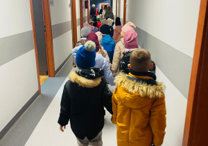 Poznajemy pracę policjanta, czyli wizyta w Komendzie Miejskiej Policji w Koninie na zaproszenie tatusia Piotrusia - gr. XI i XII