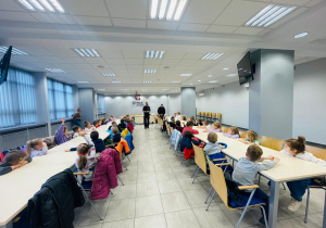 Poznajemy pracę policjanta, czyli wizyta w Komendzie Miejskiej Policji w Koninie na zaproszenie tatusia Piotrusia - gr. XI i XII