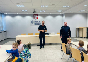 Poznajemy pracę policjanta, czyli wizyta w Komendzie Miejskiej Policji w Koninie na zaproszenie tatusia Piotrusia - gr. XI i XII