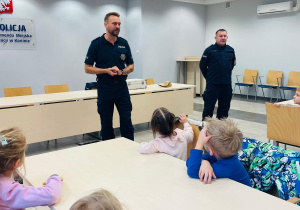 Poznajemy pracę policjanta, czyli wizyta w Komendzie Miejskiej Policji w Koninie na zaproszenie tatusia Piotrusia - gr. XI i XII