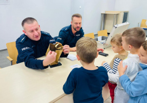 Poznajemy pracę policjanta, czyli wizyta w Komendzie Miejskiej Policji w Koninie na zaproszenie tatusia Piotrusia - gr. XI i XII