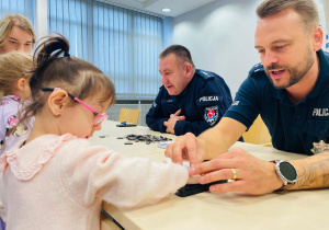 Poznajemy pracę policjanta, czyli wizyta w Komendzie Miejskiej Policji w Koninie na zaproszenie tatusia Piotrusia - gr. XI i XII