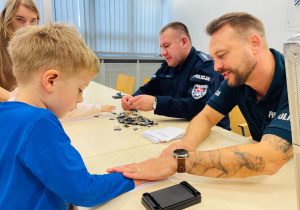 Poznajemy pracę policjanta, czyli wizyta w Komendzie Miejskiej Policji w Koninie na zaproszenie tatusia Piotrusia - gr. XI i XII