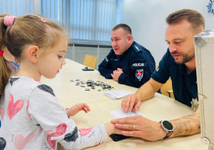 Poznajemy pracę policjanta, czyli wizyta w Komendzie Miejskiej Policji w Koninie na zaproszenie tatusia Piotrusia - gr. XI i XII