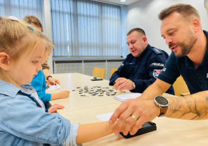 Poznajemy pracę policjanta, czyli wizyta w Komendzie Miejskiej Policji w Koninie na zaproszenie tatusia Piotrusia - gr. XI i XII