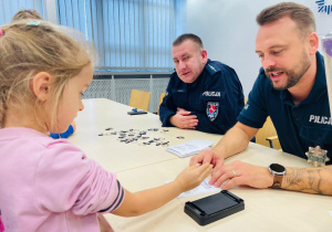 Poznajemy pracę policjanta, czyli wizyta w Komendzie Miejskiej Policji w Koninie na zaproszenie tatusia Piotrusia - gr. XI i XII