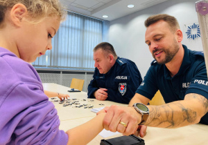 Poznajemy pracę policjanta, czyli wizyta w Komendzie Miejskiej Policji w Koninie na zaproszenie tatusia Piotrusia - gr. XI i XII