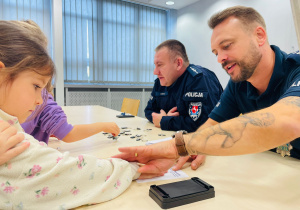 Poznajemy pracę policjanta, czyli wizyta w Komendzie Miejskiej Policji w Koninie na zaproszenie tatusia Piotrusia - gr. XI i XII