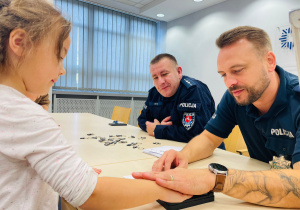 Poznajemy pracę policjanta, czyli wizyta w Komendzie Miejskiej Policji w Koninie na zaproszenie tatusia Piotrusia - gr. XI i XII