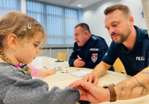 Poznajemy pracę policjanta, czyli wizyta w Komendzie Miejskiej Policji w Koninie na zaproszenie tatusia Piotrusia - gr. XI i XII