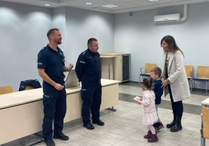 Poznajemy pracę policjanta, czyli wizyta w Komendzie Miejskiej Policji w Koninie na zaproszenie tatusia Piotrusia - gr. XI i XII