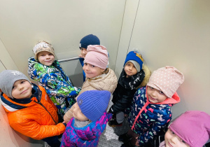 Poznajemy pracę policjanta, czyli wizyta w Komendzie Miejskiej Policji w Koninie na zaproszenie tatusia Piotrusia - gr. XI i XII