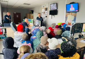 Poznajemy pracę policjanta, czyli wizyta w Komendzie Miejskiej Policji w Koninie na zaproszenie tatusia Piotrusia - gr. XI i XII