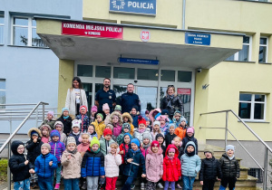 Poznajemy pracę policjanta, czyli wizyta w Komendzie Miejskiej Policji w Koninie na zaproszenie tatusia Piotrusia - gr. XI i XII