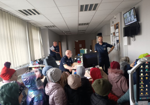 Poznajemy pracę policjanta, czyli wizyta w Komendzie Miejskiej Policji w Koninie na zaproszenie tatusia Piotrusia - gr. XI i XII