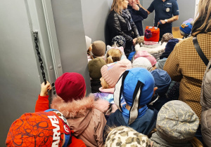 Poznajemy pracę policjanta, czyli wizyta w Komendzie Miejskiej Policji w Koninie na zaproszenie tatusia Piotrusia - gr. XI i XII