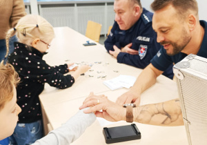 Poznajemy pracę policjanta, czyli wizyta w Komendzie Miejskiej Policji w Koninie na zaproszenie tatusia Piotrusia - gr. XI i XII