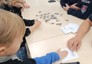 Poznajemy pracę policjanta, czyli wizyta w Komendzie Miejskiej Policji w Koninie na zaproszenie tatusia Piotrusia - gr. XI i XII