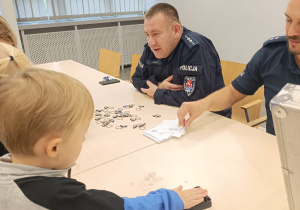 Poznajemy pracę policjanta, czyli wizyta w Komendzie Miejskiej Policji w Koninie na zaproszenie tatusia Piotrusia - gr. XI i XII