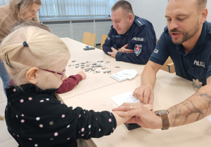 Poznajemy pracę policjanta, czyli wizyta w Komendzie Miejskiej Policji w Koninie na zaproszenie tatusia Piotrusia - gr. XI i XII