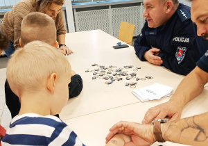 Poznajemy pracę policjanta, czyli wizyta w Komendzie Miejskiej Policji w Koninie na zaproszenie tatusia Piotrusia - gr. XI i XII