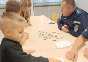 Poznajemy pracę policjanta, czyli wizyta w Komendzie Miejskiej Policji w Koninie na zaproszenie tatusia Piotrusia - gr. XI i XII