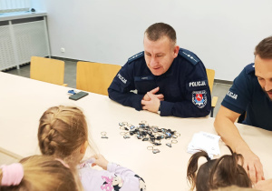 Poznajemy pracę policjanta, czyli wizyta w Komendzie Miejskiej Policji w Koninie na zaproszenie tatusia Piotrusia - gr. XI i XII