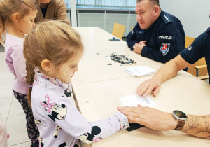 Poznajemy pracę policjanta, czyli wizyta w Komendzie Miejskiej Policji w Koninie na zaproszenie tatusia Piotrusia - gr. XI i XII