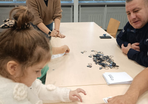 Poznajemy pracę policjanta, czyli wizyta w Komendzie Miejskiej Policji w Koninie na zaproszenie tatusia Piotrusia - gr. XI i XII