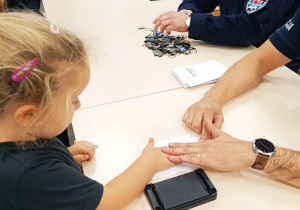 Poznajemy pracę policjanta, czyli wizyta w Komendzie Miejskiej Policji w Koninie na zaproszenie tatusia Piotrusia - gr. XI i XII
