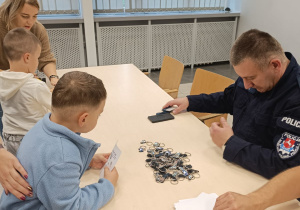 Poznajemy pracę policjanta, czyli wizyta w Komendzie Miejskiej Policji w Koninie na zaproszenie tatusia Piotrusia - gr. XI i XII