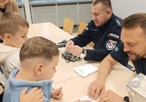 Poznajemy pracę policjanta, czyli wizyta w Komendzie Miejskiej Policji w Koninie na zaproszenie tatusia Piotrusia - gr. XI i XII
