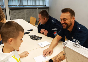 Poznajemy pracę policjanta, czyli wizyta w Komendzie Miejskiej Policji w Koninie na zaproszenie tatusia Piotrusia - gr. XI i XII