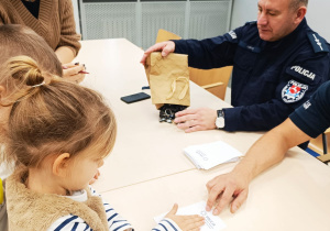 Poznajemy pracę policjanta, czyli wizyta w Komendzie Miejskiej Policji w Koninie na zaproszenie tatusia Piotrusia - gr. XI i XII