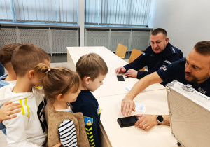 Poznajemy pracę policjanta, czyli wizyta w Komendzie Miejskiej Policji w Koninie na zaproszenie tatusia Piotrusia - gr. XI i XII