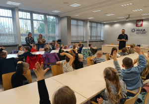 Poznajemy pracę policjanta, czyli wizyta w Komendzie Miejskiej Policji w Koninie na zaproszenie tatusia Piotrusia - gr. XI i XII