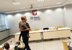 Poznajemy pracę policjanta, czyli wizyta w Komendzie Miejskiej Policji w Koninie na zaproszenie tatusia Piotrusia - gr. XI i XII