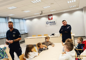 Poznajemy pracę policjanta, czyli wizyta w Komendzie Miejskiej Policji w Koninie na zaproszenie tatusia Piotrusia - gr. XI i XII