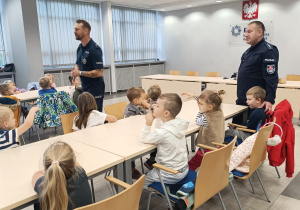 Poznajemy pracę policjanta, czyli wizyta w Komendzie Miejskiej Policji w Koninie na zaproszenie tatusia Piotrusia - gr. XI i XII