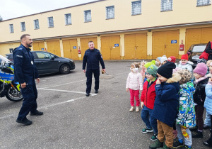 Poznajemy pracę policjanta, czyli wizyta w Komendzie Miejskiej Policji w Koninie na zaproszenie tatusia Piotrusia - gr. XI i XII