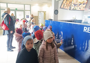 Poznajemy pracę policjanta, czyli wizyta w Komendzie Miejskiej Policji w Koninie na zaproszenie tatusia Piotrusia - gr. XI i XII