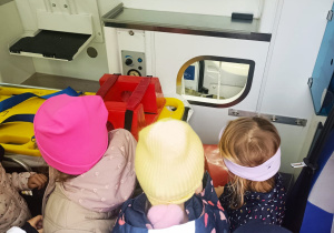 Pierwsza pomoc, czyli wizyta ratownika medycznego w przedszkolu - gr. XI i XII