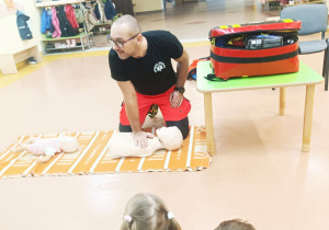 Pierwsza pomoc, czyli wizyta ratownika medycznego w przedszkolu - gr. XI i XII