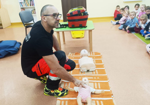 Pierwsza pomoc, czyli wizyta ratownika medycznego w przedszkolu - gr. XI i XII