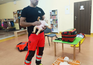 Pierwsza pomoc, czyli wizyta ratownika medycznego w przedszkolu - gr. XI i XII