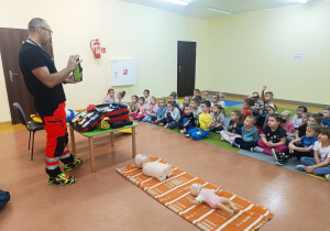 Pierwsza pomoc, czyli wizyta ratownika medycznego w przedszkolu - gr. XI i XII