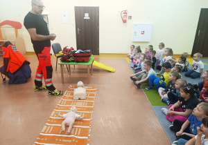 Pierwsza pomoc, czyli wizyta ratownika medycznego w przedszkolu - gr. XI i XII