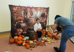 Poznajemy tajniki zawodu fotografa, czyli wizyta mamy Tymoteuszka i jesienna sesja fotograficzna w gr. XII