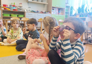 Poznajemy tajniki zawodu fotografa, czyli wizyta mamy Tymoteuszka i jesienna sesja fotograficzna w gr. XII